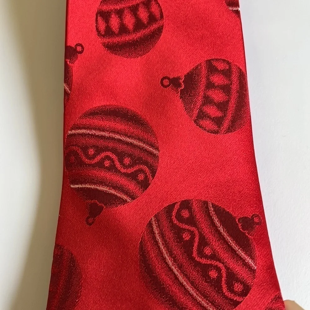 Holidays men’s red Christmas tie with ornaments on the tie. 100% silk. NWT